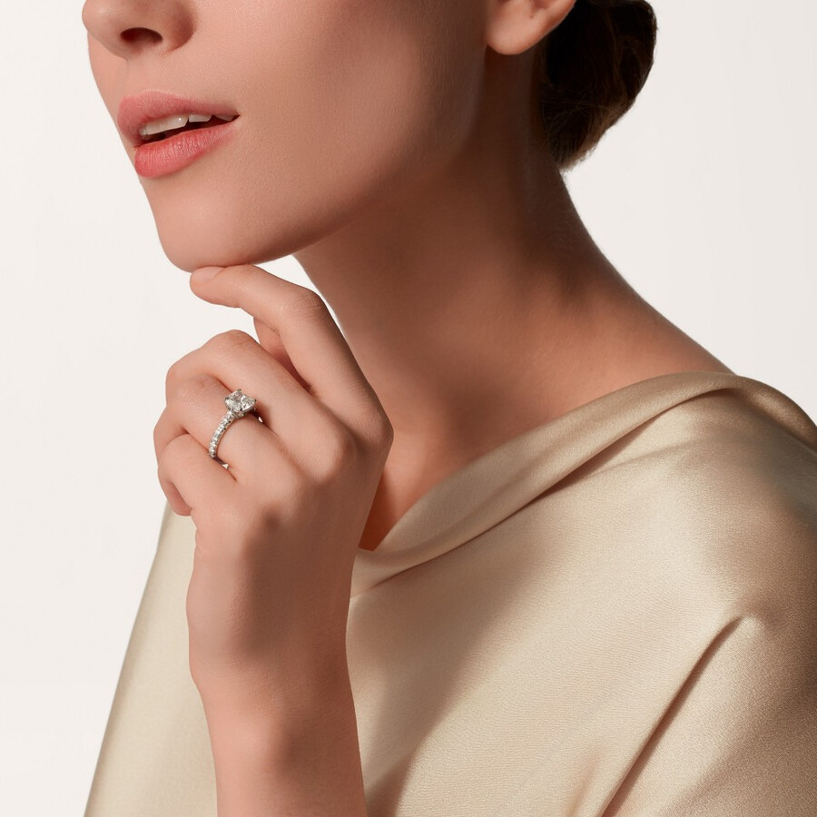 1895 solitaire cushion-cut diamond paved