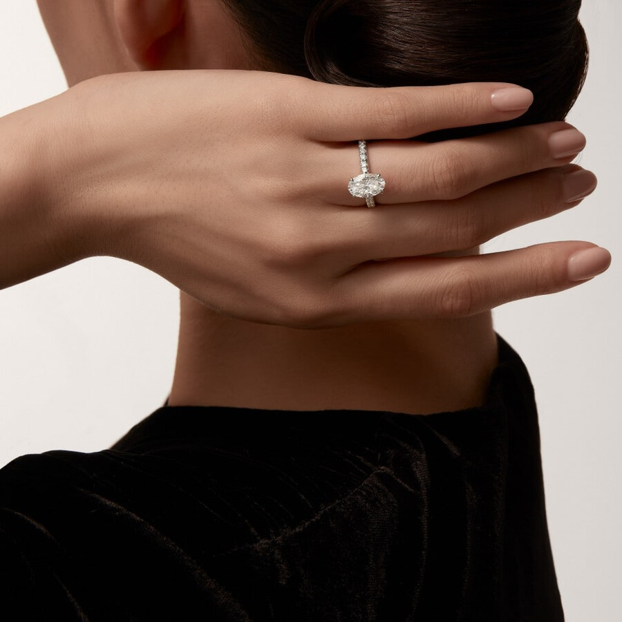 1895 solitaire oval-cut diamond paved